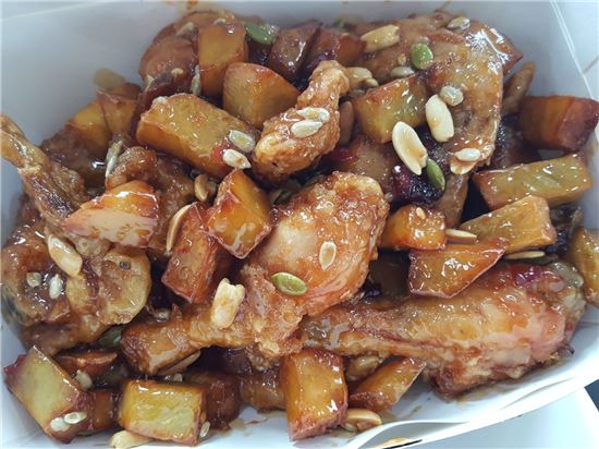 [신상 뜯어보기]조청에 폭 빠진 치킨 스윗츄…10시간 지나 먹어도 바삭