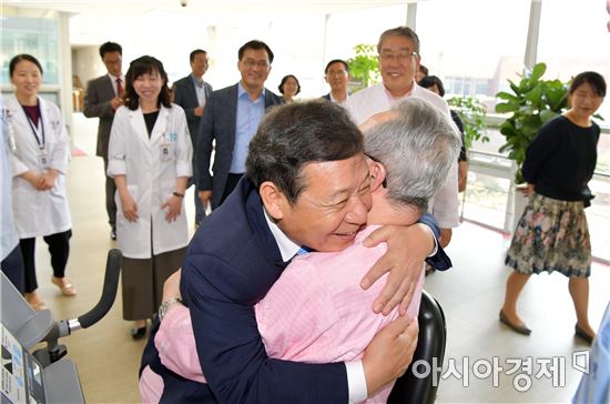 윤장현 광주시장, 추석 맞아 시립요양병원 방문