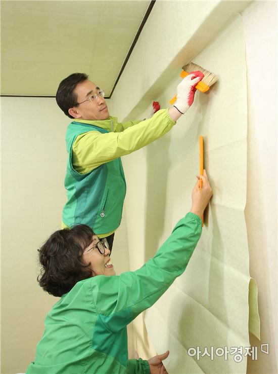 [포토]광주시 동구, 독거노인가구 대상 도배 봉사활동 실시