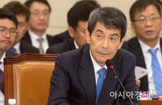 답변하는 이동걸 산업은행장