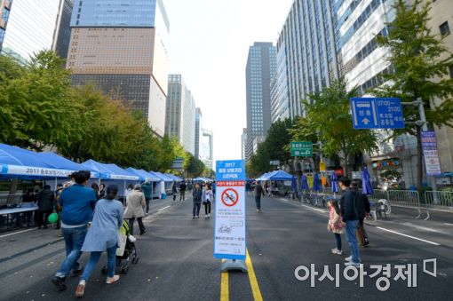 [포토]시민들에게 개방된 세종로 사거리-종로2가 사거리