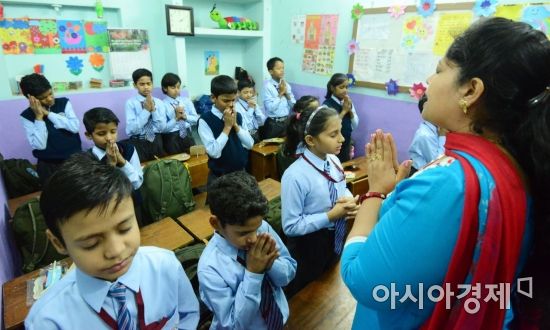 [포토] 기도하는 인도 어린이들