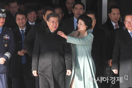 [포토]문재인 대통령 옷매무새 고쳐주는 김정숙 여사