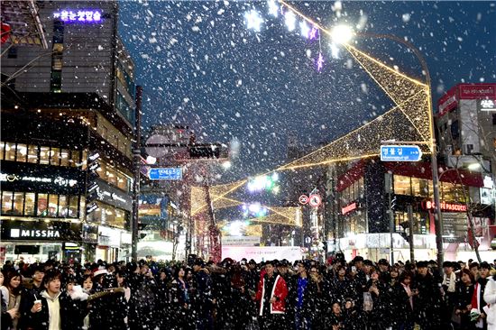 눈 내리는 신촌 연세로에서 미리 크리스마스 만끽