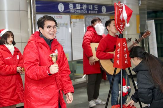 [포토]정원오 성동구청장, 구세군 자선냄비 모금 봉사