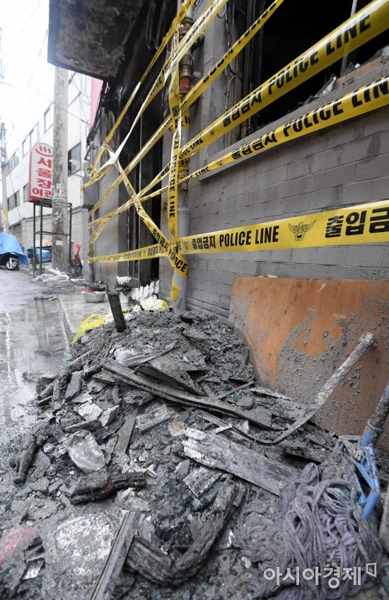 [포토] 잿더미 쌓인 방화 종로여관 현장