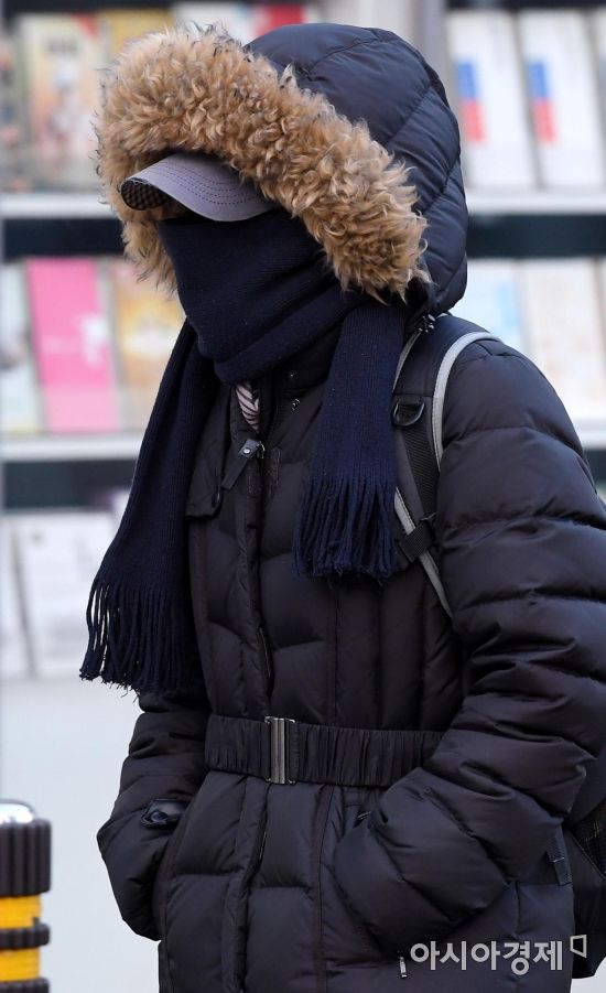[포토] 얼굴까지 꽁꽁 싸맨 한파 속 출근길