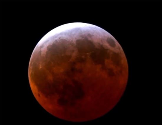 35년 만의 ‘슈퍼 블루문 개기월식’…과거 ‘레드문 개기월식’ 화제