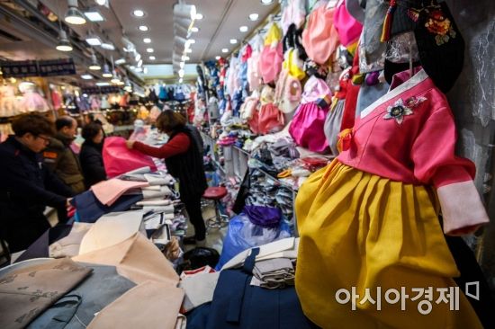 [포토] 어린이 설빔 준비에 분주한 시민들