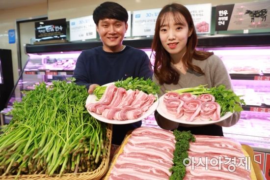롯데마트 상무점, 삼겹살 할인 행사…“미나리도 함께”