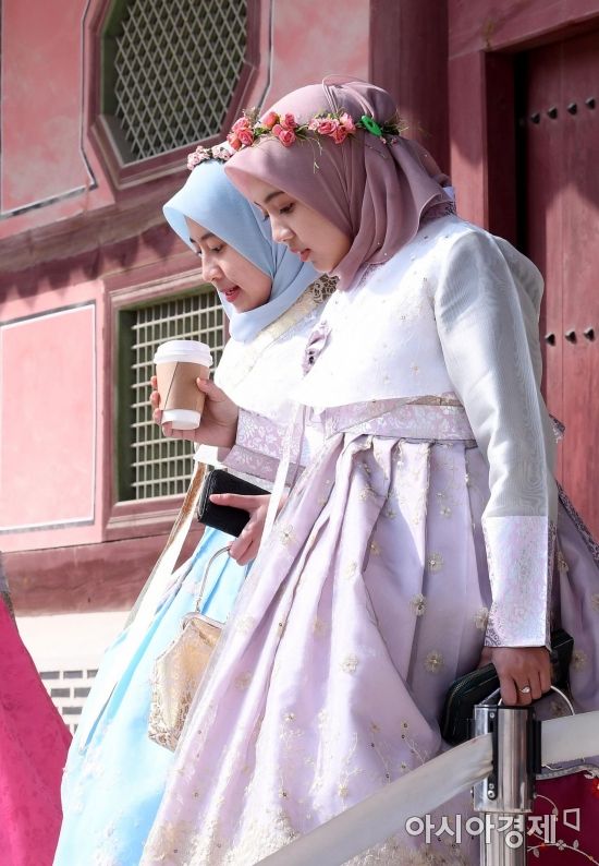 [포토] 고궁과 고운 한복, 그리고 히잡