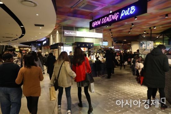 [불황 뚫었다③]백화점에 먹으러 간다…의류 매장 보다 식품관 인기