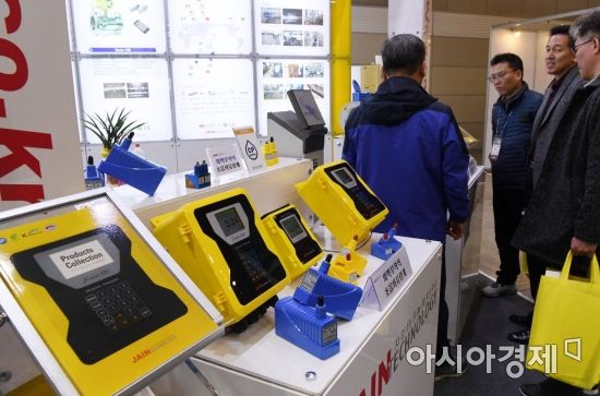 [포토] 초음파 유량계 둘러보는 방문객들