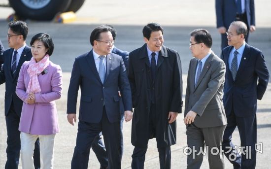 [포토] 문재인 대통령 순방 환송 마친 임종석 비서실장