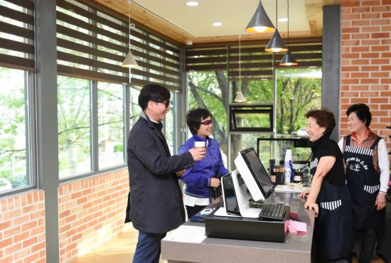 중랑구 실버카페 3호점 ‘장미정원 실버카페’ 오픈
