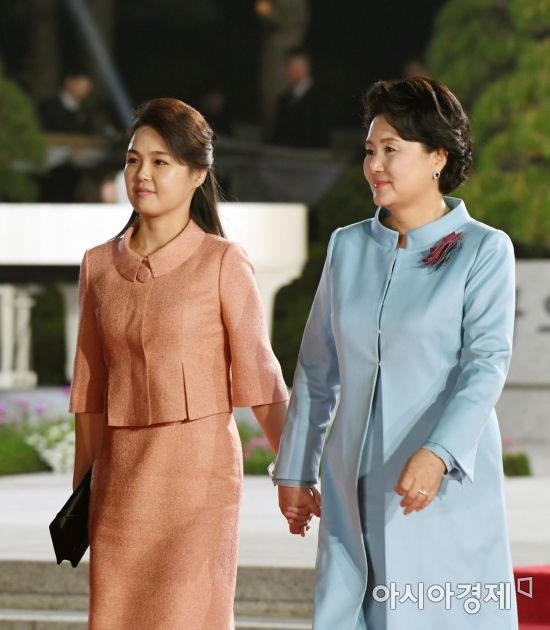 [포토]손잡고 함께 걷는 김정숙 여사와 리설주 여사