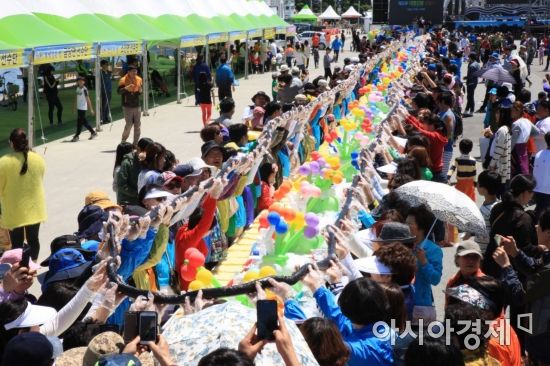 “218m 완도전복 품은 해초김밥 말기” 행사