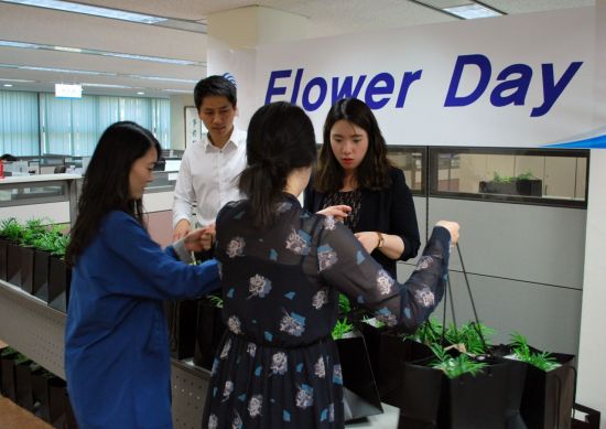 가정의 건강과 화목…삼천리, 플라워데이 화분 선물