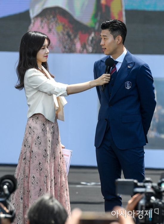 [포토] 장예원 아나운서와 인터뷰하는 손흥민