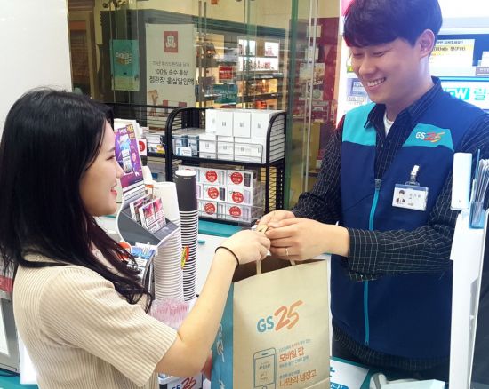 편의점 봉투 재활용 동참…GS25, 종이 쇼핑백 첫 도입