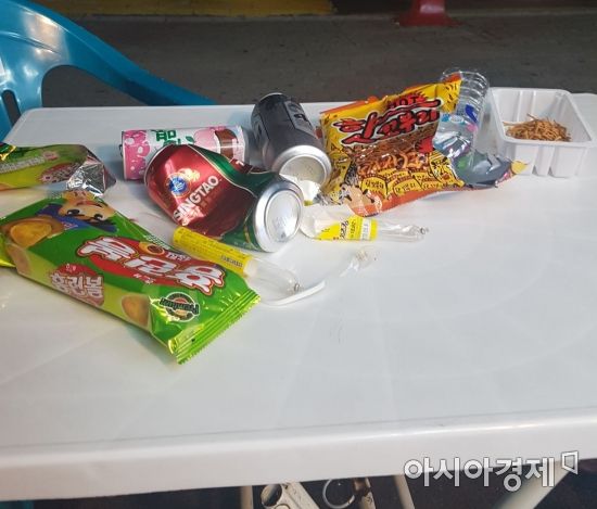 [르포]편의점 휴가족…술잔치에 고성방가 민폐