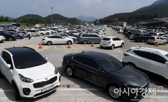 [포토] 휴가 차량들로 가득 찬 춘천방향 가평휴게소