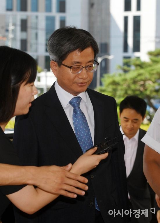 [포토]김명수 대법원장, 취재진 질문에 묵묵부답