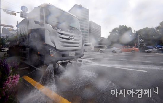 [포토] 무더위 녹이는 살수 작업