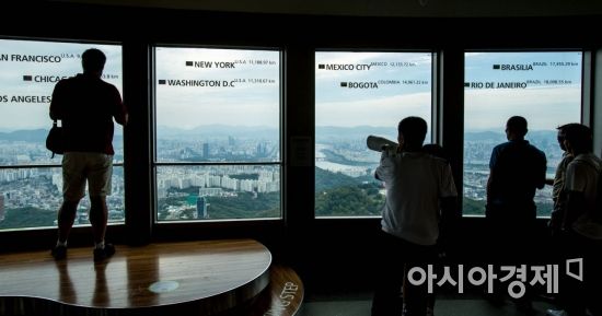 [포토] 남산 전망대 찾은 관광객들