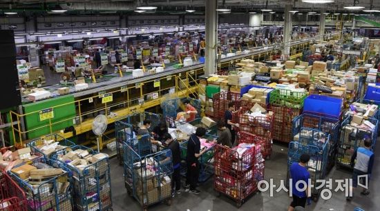 [포토] 뷴류 작업하는 물류센터 직원들