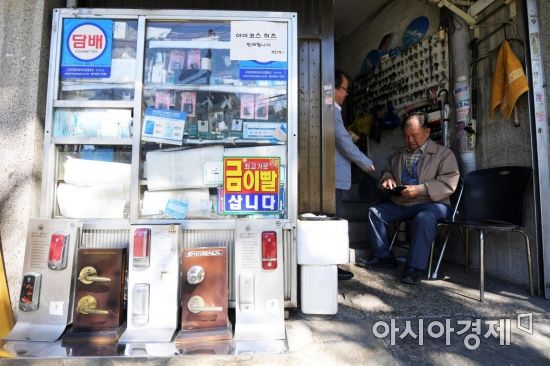[문호남의 찍고 쓰고]을지로 열쇠 장인 무엇이든 열어드립니다