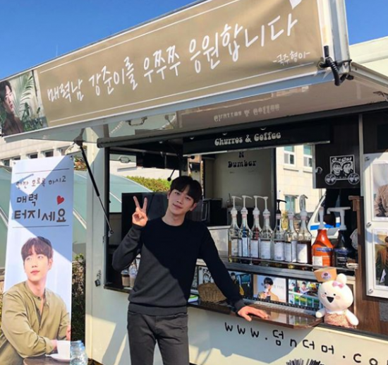 [#스타샷] 서강준, 이국주 커피차 앞에서 찰칵…매력남 강준이