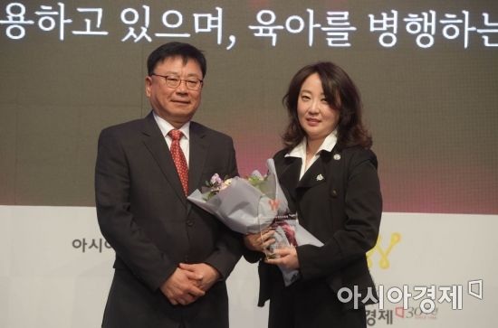 [포토]인적자원관리부문 최우수상 받은 코오롱인더스트리 FnC부문