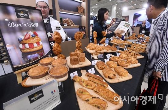 [포토] 베이커리 업체 둘러보는 방문객들