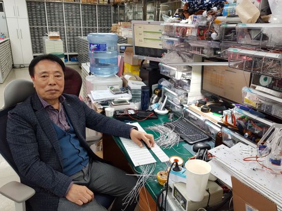 [한국의 백년가게]전자부품유통 외길…1평 쪽방서 글로벌 유통기업으로 성장