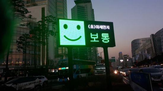 송파구 잠실역 사거리 미세먼지 전광판 설치
