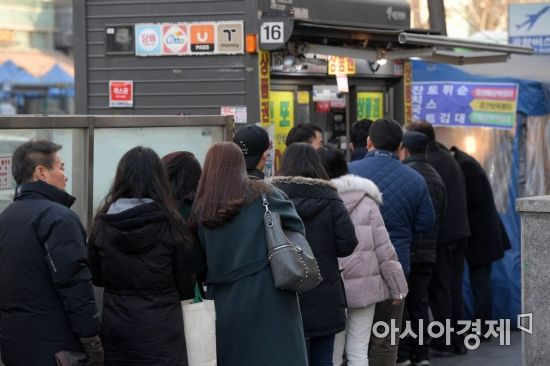 [문호남의 찍고 쓰고]인생은 한 방? 불황 속 붐비는 로또명당