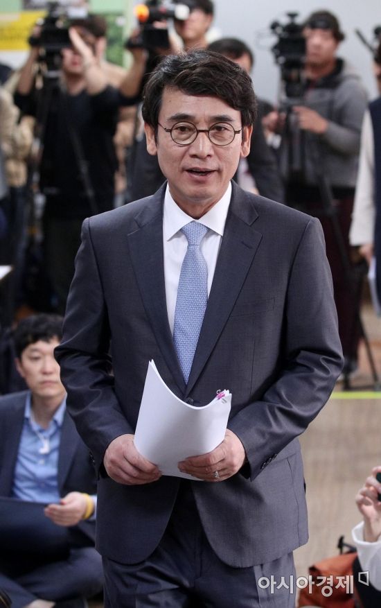 [포토] 회견장 들어서는 유시민 이사장