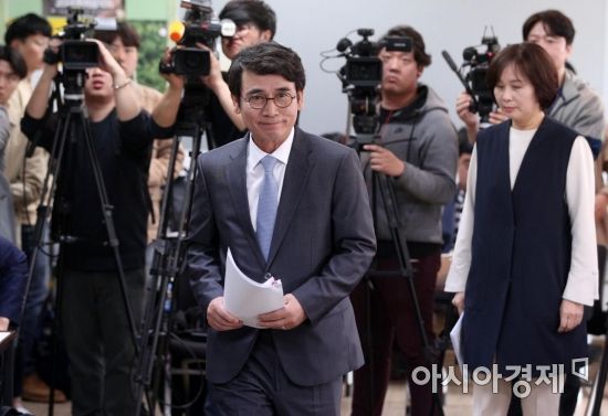 [포토] 간담회장 들어서는 유시민 이사장