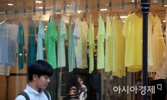 [포토] 반소매 티셔츠로 채워진 의류매장