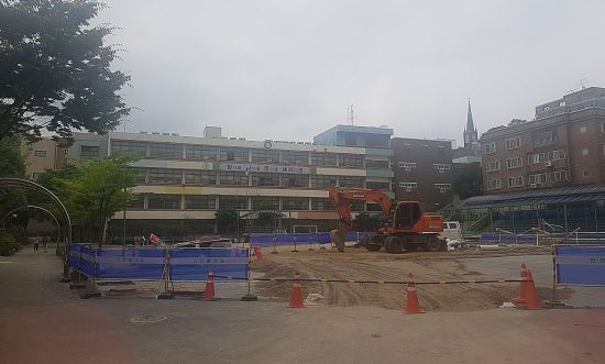 아이들 운동장 막아 주차장 만드는 초등학교