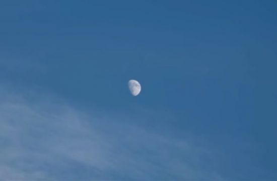 [과학을읽다]낮에도 달이 뜨는 이유