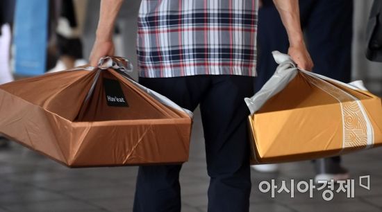 [포토] 두 손에 들린 선물 보따리