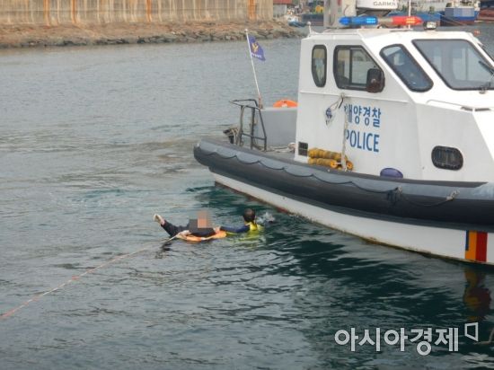 부산해경, 감천항 관공선 부두 인근서 60대 익수자 구조