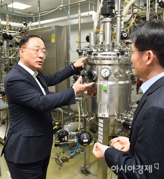 [포토]세포 배양액 제조 설비 둘러보는 홍남기 부총리