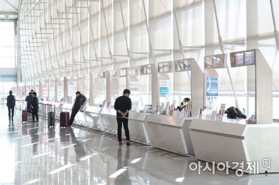 [포토]코로나19에 조용한 인천국제공항 여행사 창구
