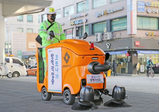 도봉구, 친환경 로봇청소기 도입 코로나19 방역·노면 청소
