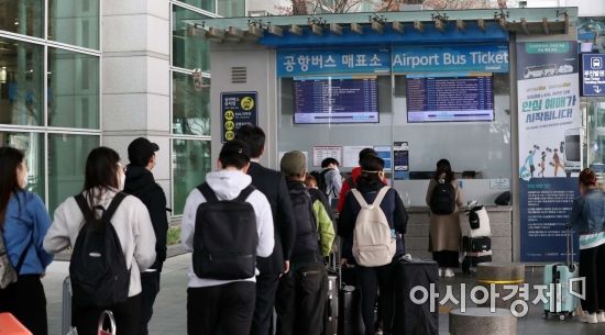 [포토]해외 입국자들 공항버스로 이동