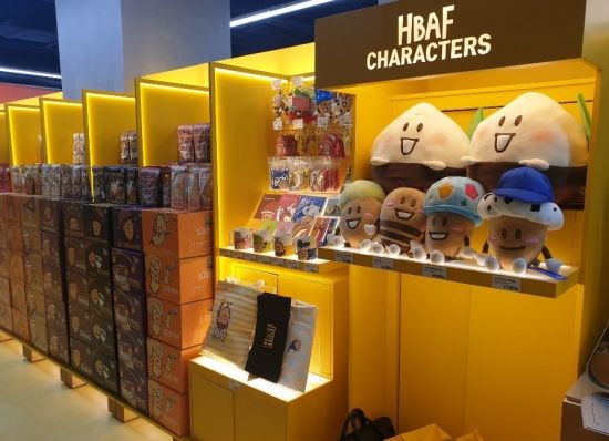 롯데마트, 월드타워점에 ‘허니버터 전문관’ 오픈…견과류 무상 로스팅