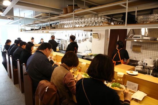 낮엔 식당 밤엔 와인바…공존 위한 나누기